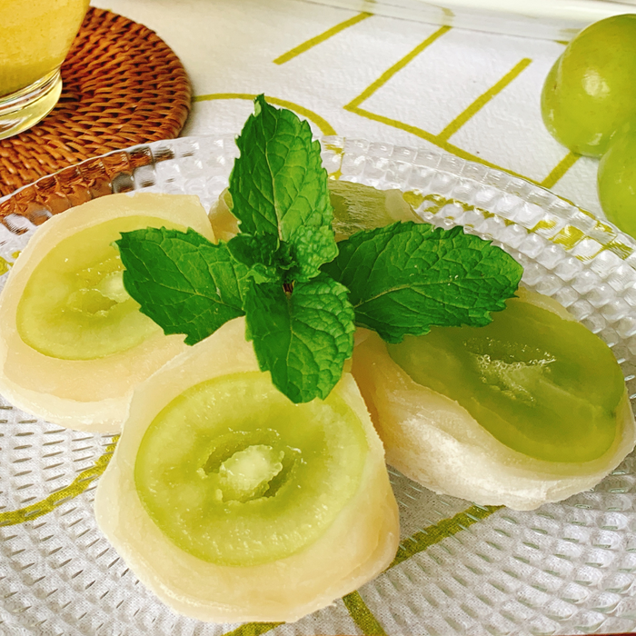 Half cut grape daifuku