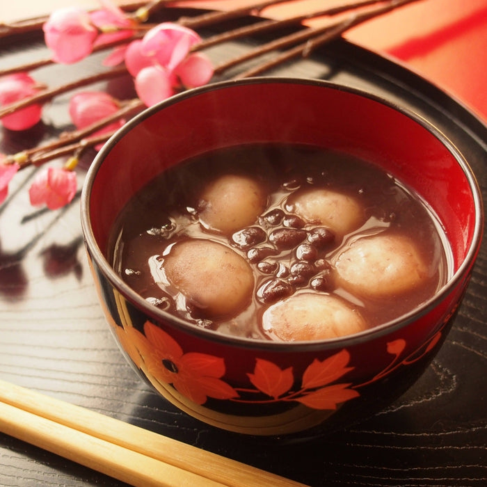 A bowl of red bean soup with mochi
