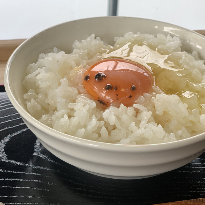 A bowl of teamed rice topped with egg